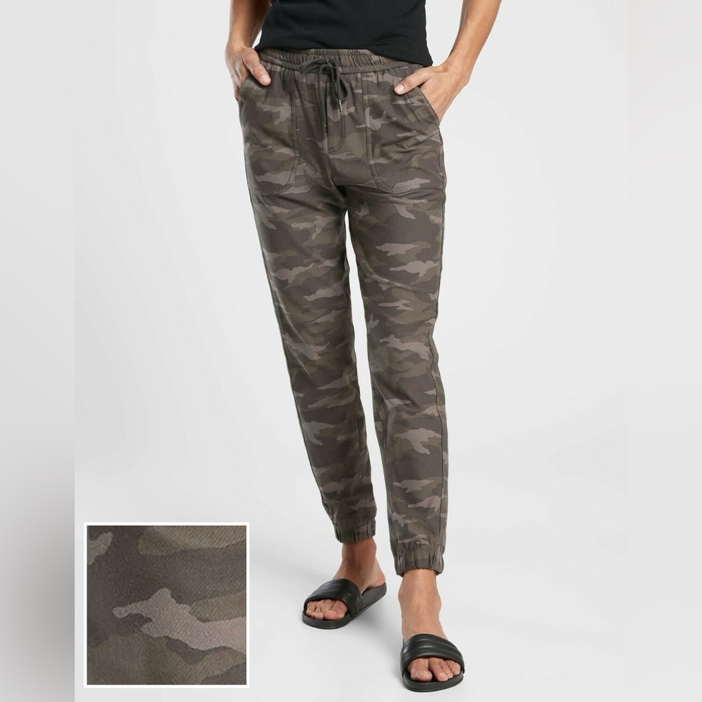 Athleta Camo Farallon Jogger, Black Olive Camo SIZE 4